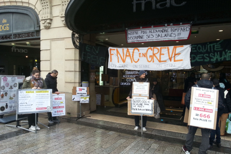 En grève, les salariés de la Fnac Champs-Elysées ne baissent pas les bras