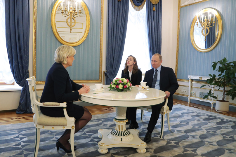 Marine Le Pen affiche son amitié avec Vladimir Poutine (et vice-versa)