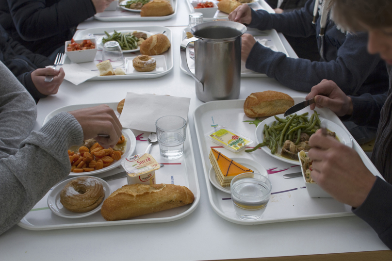 « Lunch shaming » : quand les discriminations s’invitent à l’école