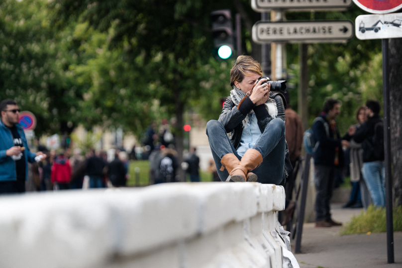 Photographes et dessinateurs dans le même wagon précaire