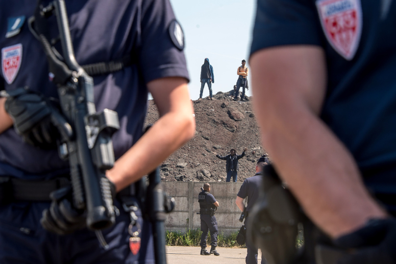 Migrants : Des policiers plutôt qu’un toit