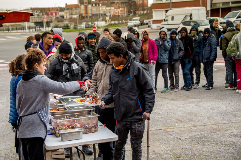 Calais : le Défenseur des droits dénonce des atteintes d’une « inédite gravité »