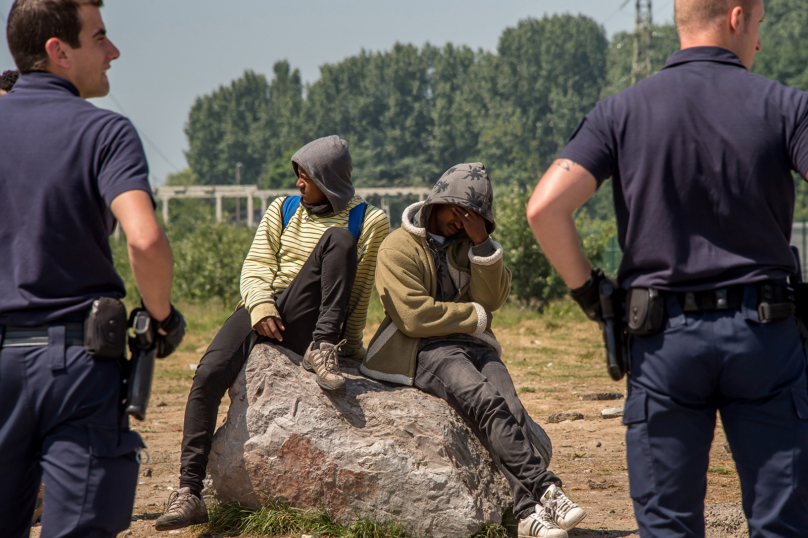 À Calais, Human Rights Watch alerte sur le traitement des réfugiés par la police