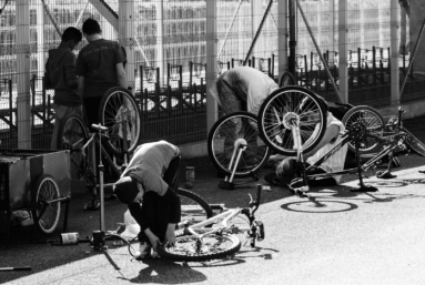 Réparer son vélo, un cadre de résistance