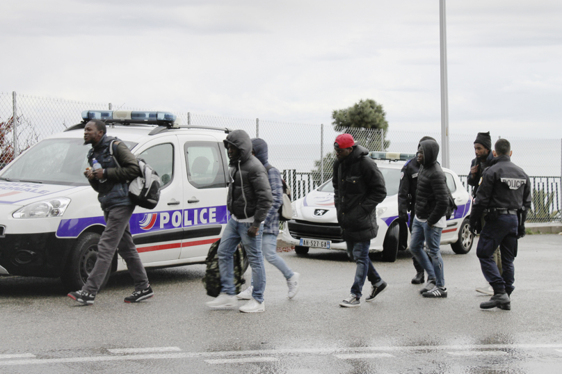 À la frontière italienne, la police hors-la-loi