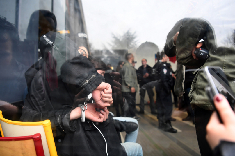 Scènes de violences policières inhabituelles dans les universités