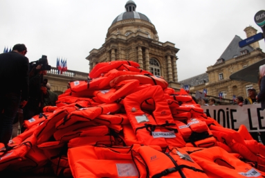 En soutien aux migrants, 348 gilets de sauvetage déversés devant le Sénat