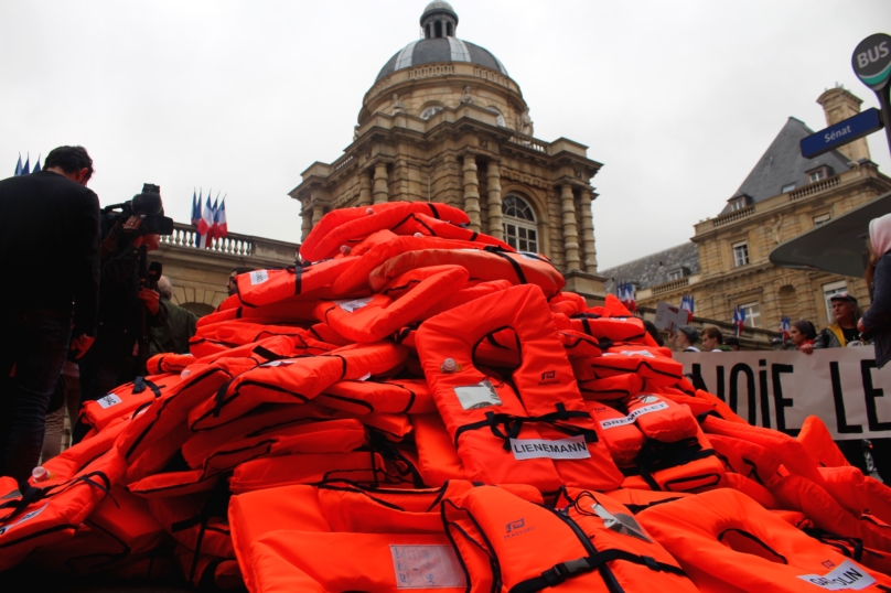 En soutien aux migrants, 348 gilets de sauvetage déversés devant le Sénat