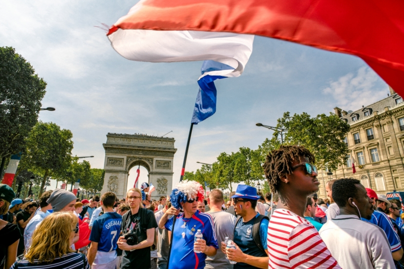 Frustration aux Champs, fête à l’Élysée