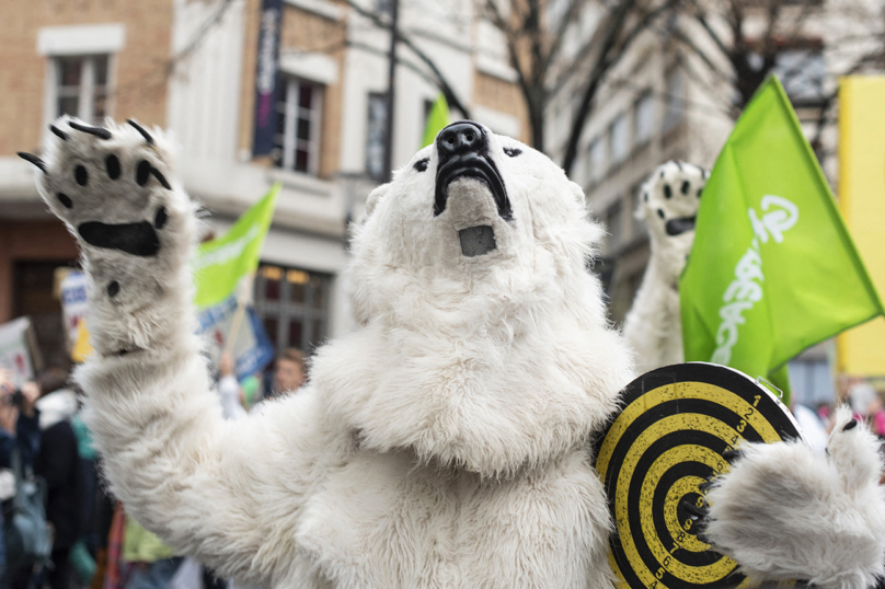 Une marche pour le climat teintée de jaune