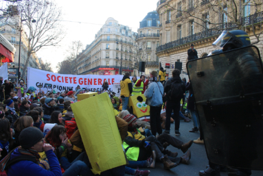 Le siège de la Société générale « nettoyé » par des militants écolos