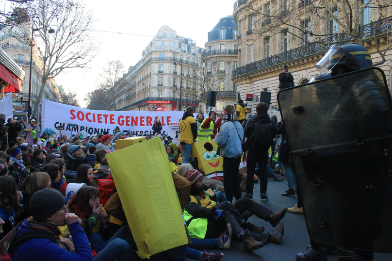 Le siège de la Société générale « nettoyé » par des militants écolos