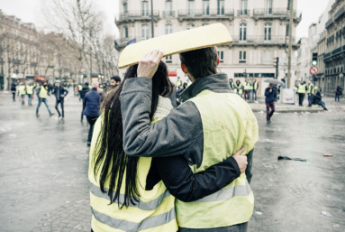 Du nylon jaune pour repriser le monde social