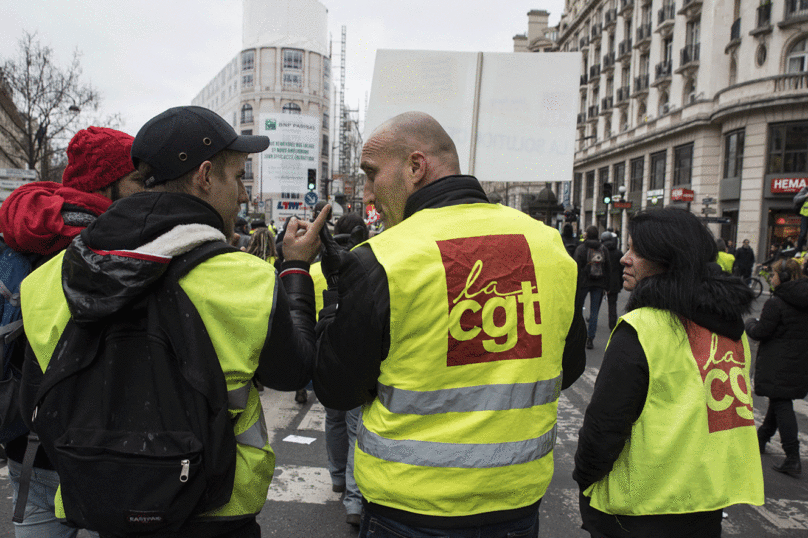 Macron doit céder aux exigences des gilets jaunes et du mouvement social