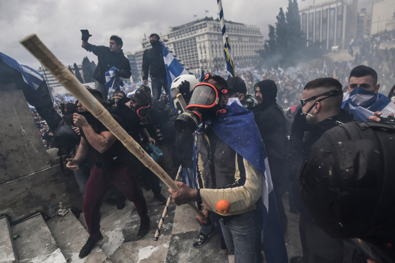 Un journaliste français tabassé en pleine rue par les néonazis grecs