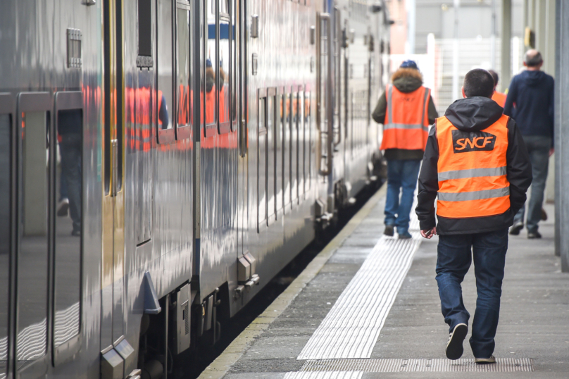 Distribution de bonbons, ateliers maquillage… Les étranges remèdes de la SNCF à la détresse de ses agents