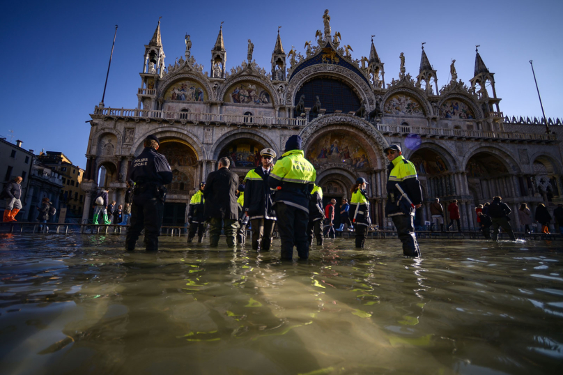 Venise inondée sombre sous les effets du réchauffement climatique