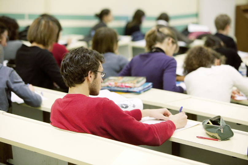 « Nous survalorisons les diplômes »