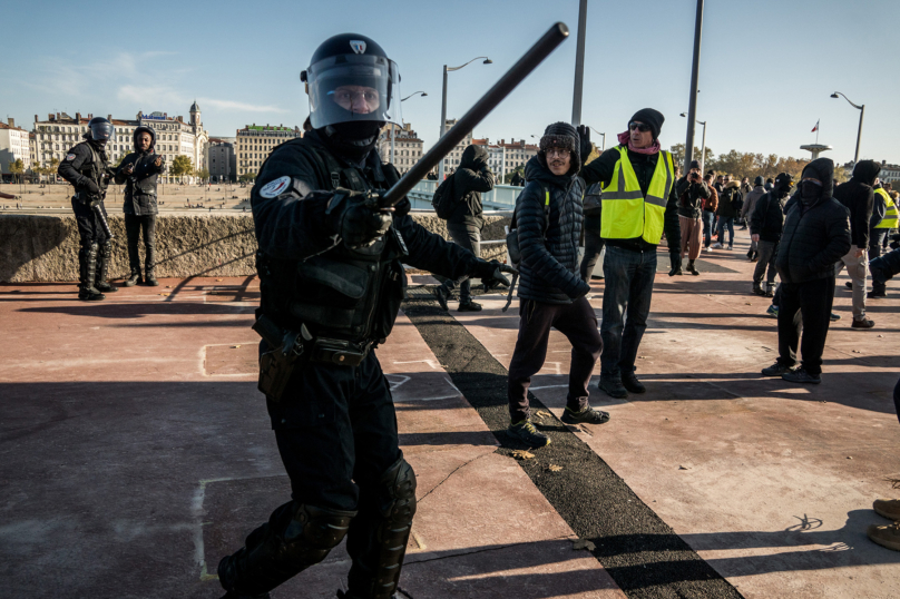 Une police sans témoins ni critiques