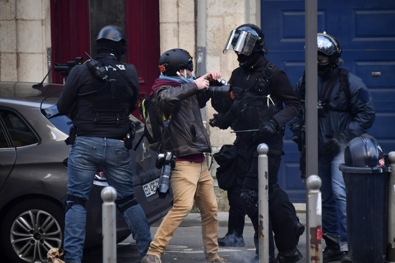 Filmer, photographier, enregistrer les forces de l’ordre dans l’exercice de leur métier, est un droit et doit le rester