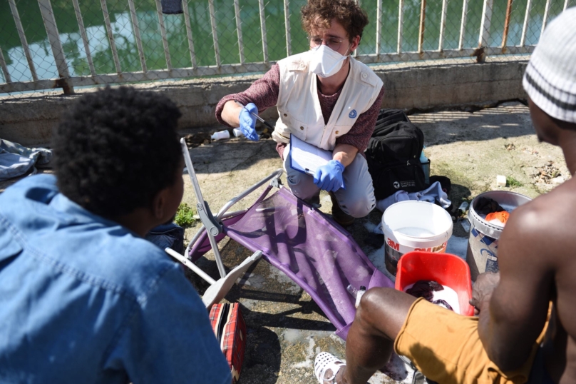 Visite de Médecins du monde au squat de la Seine à Aubervilliers