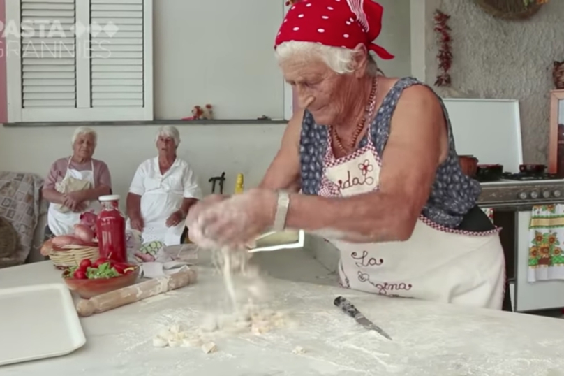 Pasta a casa avec la chaîne Youtube Pasta grannies