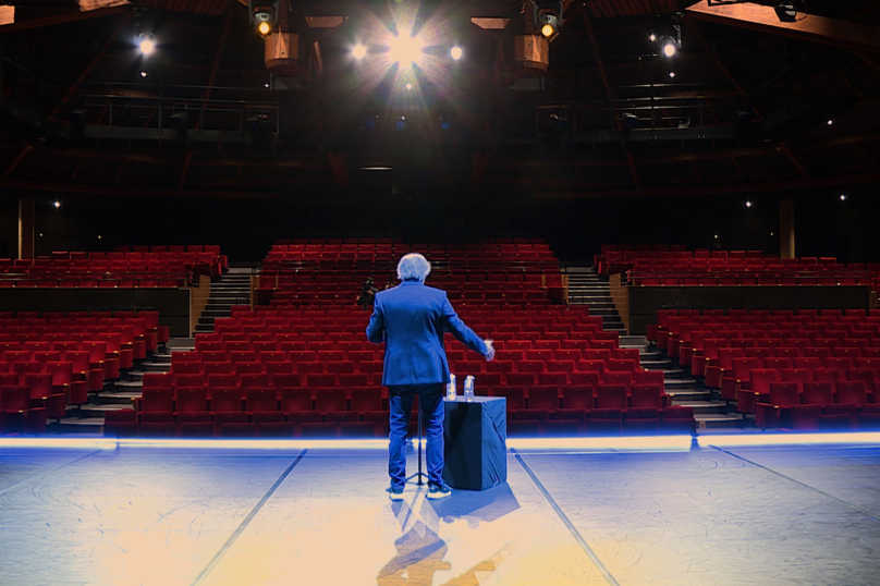 Christophe Alévêque dans une salle vide