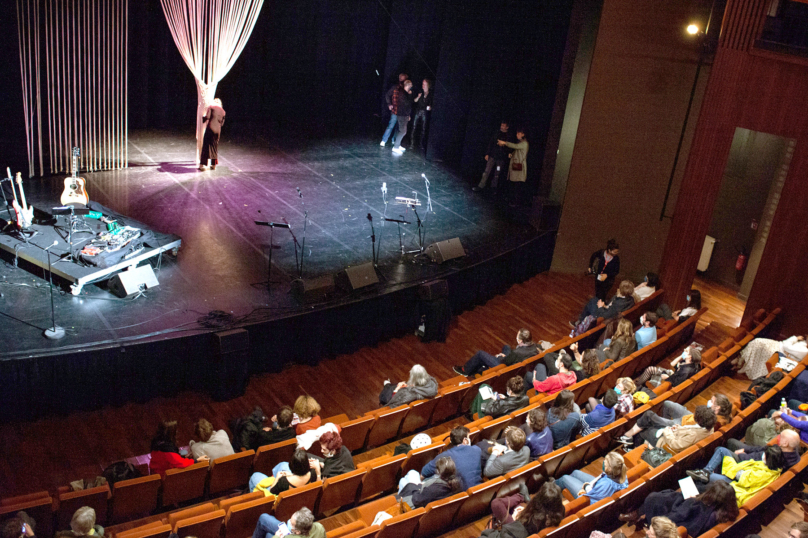 Le théâtre à feu couvert