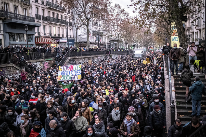 60 000 manifestant·e·s contre les textes liberticides en France, des interpellations arbitraires à Paris