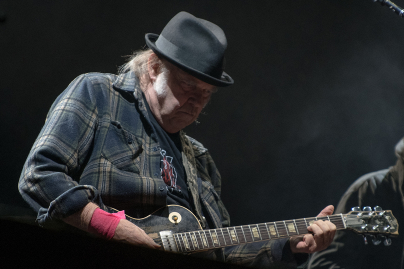 Neil Young : Puissance électrique ou intimité acoustique