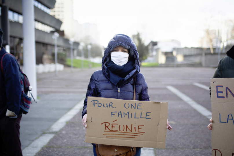 Macron « assume », les migrants paient