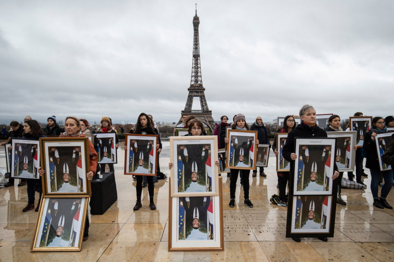 Décrocher les portraits de Macron peut être une action légitime