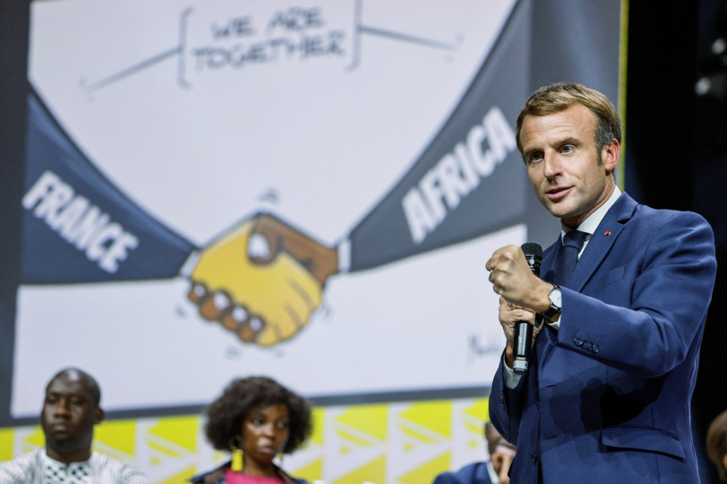 Macron bousculé par les jeunes Africain·es