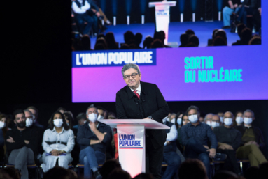 En meeting, Mélenchon appelle « au combat »