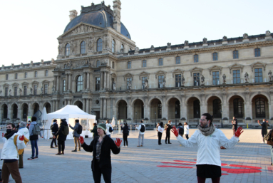 Une main rouge pour la mort du climat