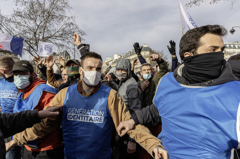 Dissolution des groupes d’extrême droite : une stratégie inopérante