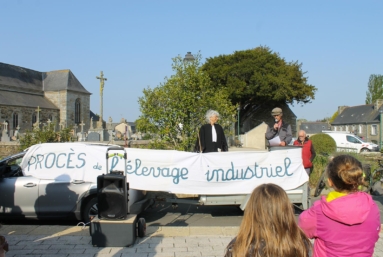 Un procès en plein air contre les fermes-usines bretonnes