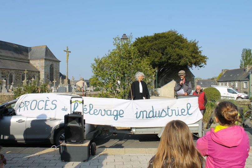 Un procès en plein air contre les fermes-usines bretonnes