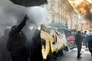 La violence, stratégie assumée chez les antifas