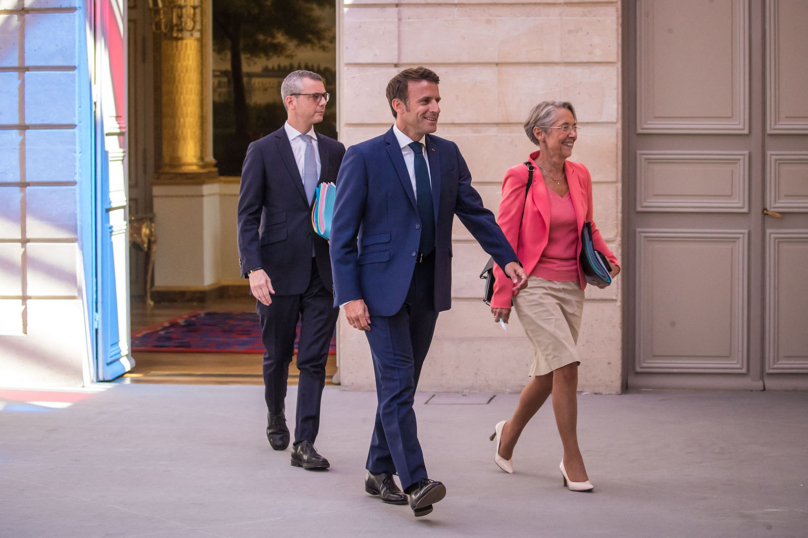 Remaniement : Macron reste borné