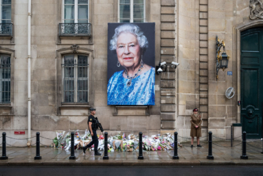 La reine : un pieux mensonge