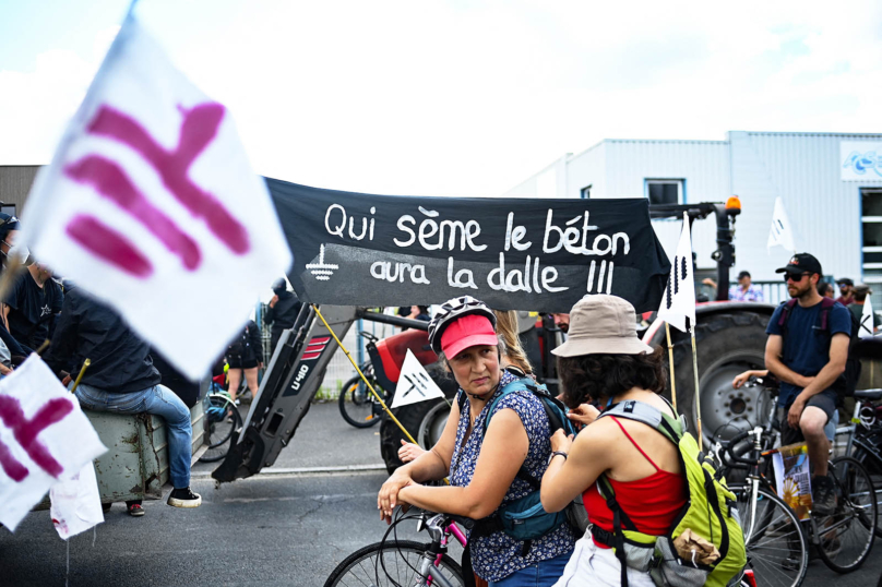 En Loire-Atlantique, mobilisation commune contre l’extraction de sable et la bétonisation