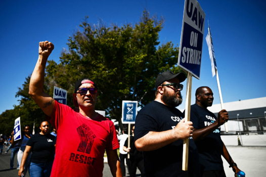 Aux États-Unis, les salariés en grève de Ford remportent un accord historique