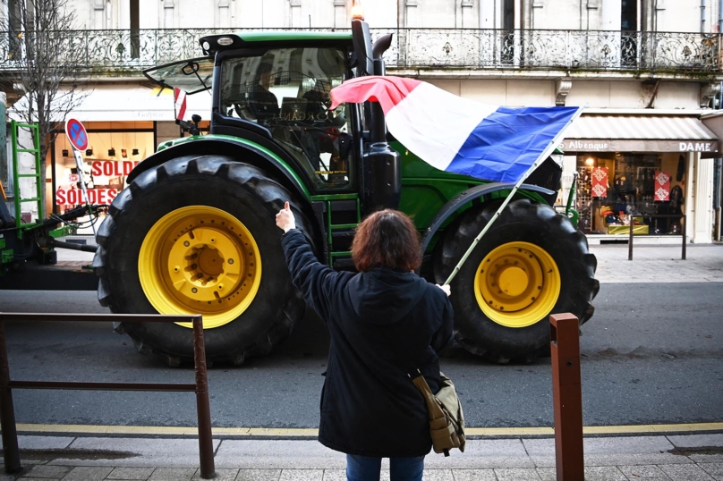 Crise agricole : l’extrême droite sort les bottes, la gauche les rames