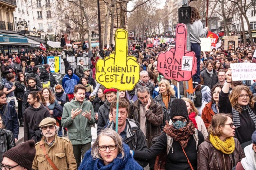 Retraites : la rue s’embrase contre Macron le pyromane