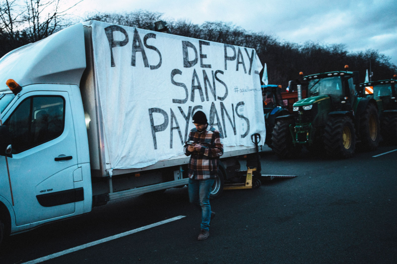 Sur l’A15 avec les agriculteurs, entre détermination et connivence