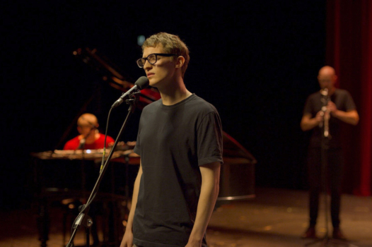 « Music » : au fil des ondes