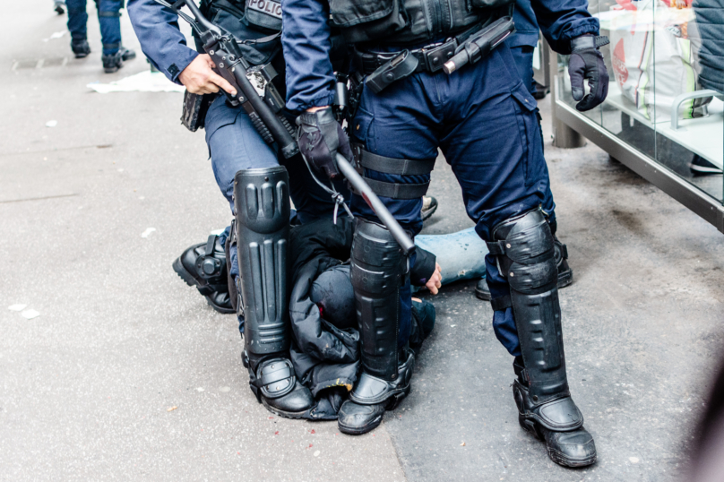 Exclu Politis / Violences policières : en 10 ans, une baisse des peines de prison ferme