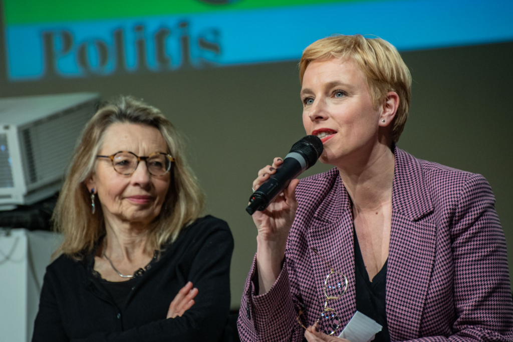 Anna Leclerc et Clémentine Autain politis meeting féministe retraites