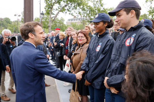 Macron et le SNU : la démocratie au garde-à-vous
